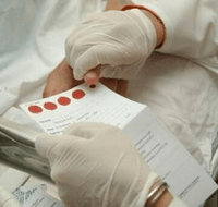 Fure o dedo e pingue uma gota de sangue no papel de filtro para fazer seu exame