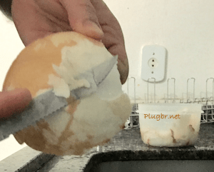descascar coco para fazer manteiga